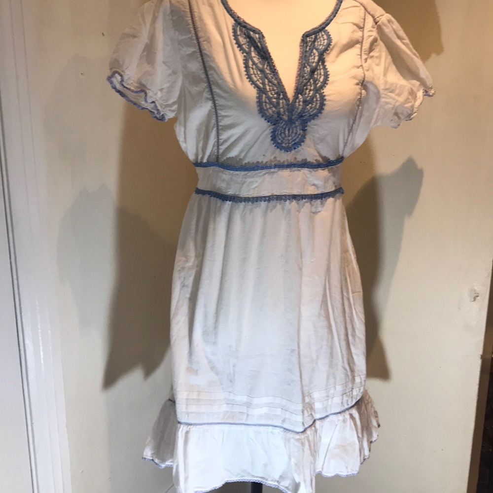 “OASIS” Embroidered White and Blue Cotton Dress. - Picture 2 of 16